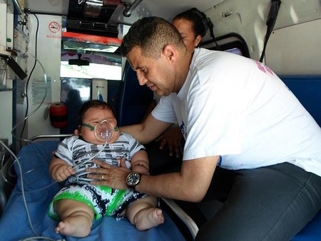 Mẹ của Santiago đã phải nhờ đến sự giúp đỡ của tổ chức từ thiện khi cân nặng của bé liên tục tăng