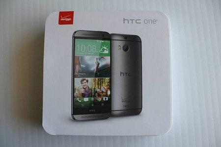 Lộ ảnh mở hộp của HTC M8 trước giờ sản phẩm ra mắt - 1 Hộp đựng của sản phẩm cho thấy chiếc smartphone này vẫn có tên HTC One
