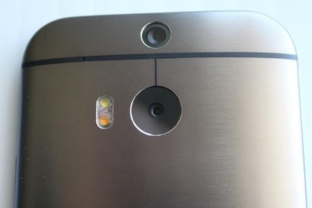 Lộ ảnh mở hộp của HTC M8 trước giờ sản phẩm ra mắt - 12 Cận cảnh camera kép ở mặt sau của máy. Máy cũng được trang bị đèn flash kép