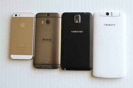 Lộ ảnh mở hộp của HTC M8 trước giờ sản phẩm ra mắt - 13 Chiếc smartphone của HTC đọ dáng cùng iPhone 5S, Galaxy Note 3 và Oppo N1