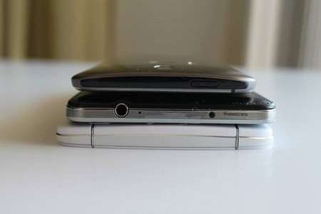 Lộ ảnh mở hộp của HTC M8 trước giờ sản phẩm ra mắt - 15 HTC M8 (trên cùng) có thiết kế khá mỏng so với các sản phẩm khác