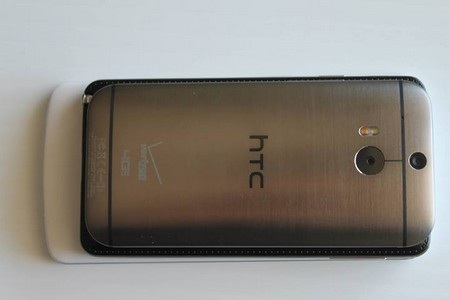 Lộ ảnh mở hộp của HTC M8 trước giờ sản phẩm ra mắt - 16 HTC M8 (trên cùng) có thiết kế khá mỏng so với các sản phẩm khác