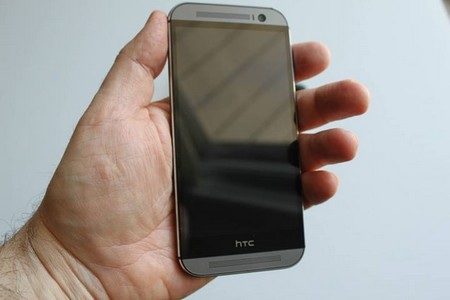 Lộ ảnh mở hộp của HTC M8 trước giờ sản phẩm ra mắt - 17 HTC M8 (trên cùng) có thiết kế khá mỏng so với các sản phẩm khác