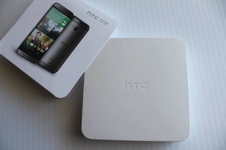 Lộ ảnh mở hộp của HTC M8 trước giờ sản phẩm ra mắt - 3 Bên trong hộp đựng của sản phẩm
