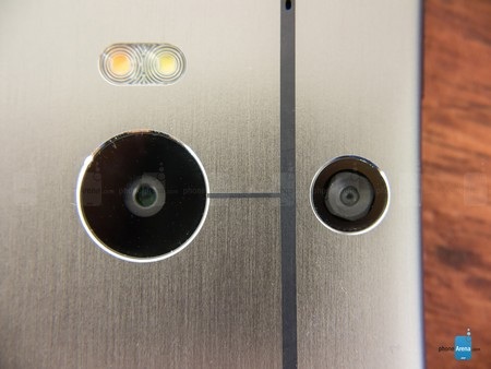 HTC One M8 cũng được trang bị đèn flash kép