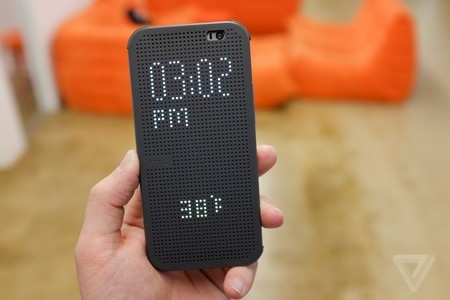 Cận cảnh lớp vỏ thông minh dạng đục lỗ độc đáo của HTC One M8 - 5 Hiển thị thông tin nhiệt độ