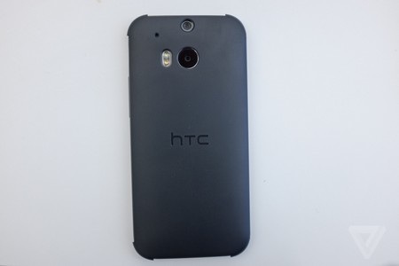 Cận cảnh lớp vỏ thông minh dạng đục lỗ độc đáo của HTC One M8 - 8 Mặt sau của lớp vỏ bọc thông minh