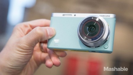Samsung ra mắt máy ảnh độc cho người thích “tự sướng” - 2 Máy có thiết kế nhỏ gọn tương đương một chiếc camera
