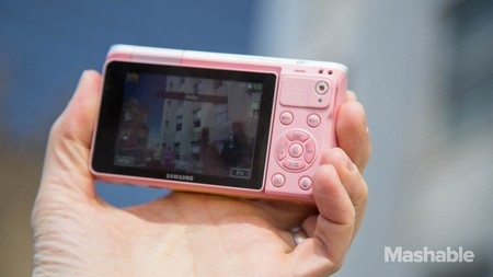 Samsung ra mắt máy ảnh độc cho người thích “tự sướng” - 3 Màn hình cảm ứng ở mặt sau