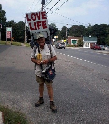 Đi bộ xuyên nước Mỹ để truyền thông điệp yêu thương - 1 Steve Fugate đã bắt đầu chuyến đi của mình từ 15 năm trước và vẫn chưa dừng lại