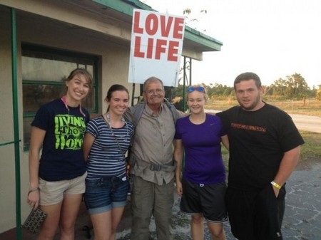 Đi bộ xuyên nước Mỹ để truyền thông điệp yêu thương - 2 Rất nhiều người đã ủng hộ Steve Fugate trong chuyến đi của ông