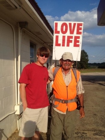 Đi bộ xuyên nước Mỹ để truyền thông điệp yêu thương - 3 Một người chụp ảnh cùng Steve Fugate khi gặp ông trên đường