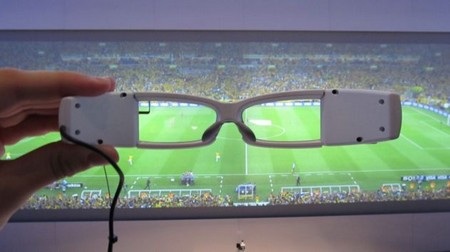 Kính thông minh của Sony, câu trả lời dành cho Google Glass - 1 Kính thông minh của Sony có thiết kế với kiểu dáng truyền thống, kết hợp với bộ điều khiển cầm tay