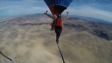 Đi trên dây ở độ cao hơn 1.200 mét không dùng thiết bị bảo hộ - 1 Andy Lewis đi trên dây nối giữa 2 quả khí cầu ở độ cao 1.219 mét