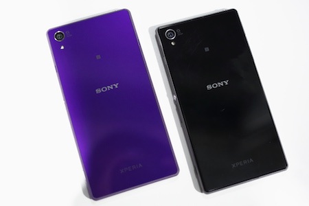Đọ dáng Xperia Z2 và “đàn anh” Xperia Z1 tại Việt Nam - 3 Mặt sau của 2 sản phẩm đều có thiết kế giống nhau và sử dụng chất liệu kính cường lực