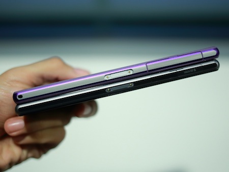 Đọ dáng Xperia Z2 và “đàn anh” Xperia Z1 tại Việt Nam - 9 Các bố trí nút điều khiển và các cổng kết nối giống nhau