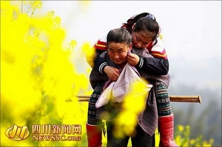 Bà cõng cháu tật nguyền đi học mỗi ngày suốt 5 năm - 1 Bà nội cõng cháu gái của mình đến trường hàng ngày suốt 5 năm qua