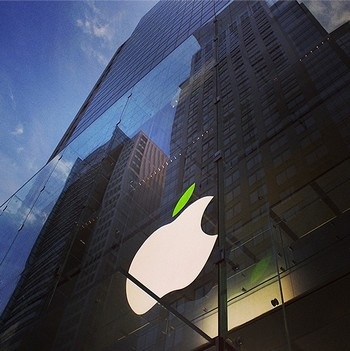 Logo tại các Apple Store được đổi màu để hưởng ứng “Ngày trái đất”