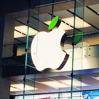 Logo tại các Apple Store được đổi màu để hưởng ứng “Ngày trái đất”