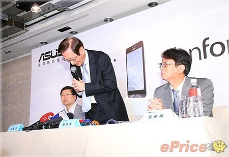 Chủ tịch Asus Jonney Shih cúi đầu xin lỗi trong buổi họp báo