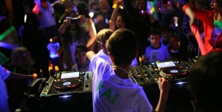 Hộp đêm dành riêng cho trẻ em tại New York - 2 DJ, “chủ nhân” của bữa tiệc cũng chỉ là một đứa trẻ 9 tuổi