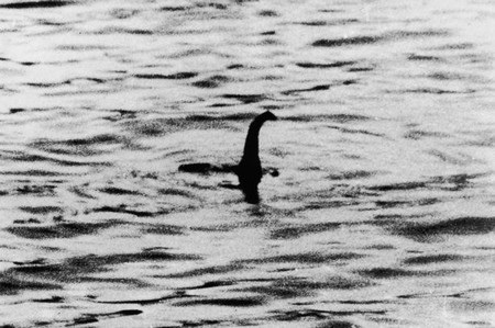 Những bức ảnh nổi tiếng về “quái vật huyền thoại” hồ Loch Ness - 2 Những bức ảnh nổi tiếng về “quái vật huyền thoại” hồ Loch Ness