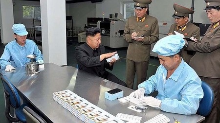 Smartphone do Triều Tiên sản xuất chỉ là “bản sao” smartphone của Trung Quốc? - 3 Nhà lãnh đạo Kim Jong-Un trong chuyến ghé thăm nhà máy sản xuất smartphone của Triền Tiên