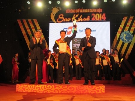 7 sản phẩm, dịch vụ của FPT Telecom đạt danh hiệu Sao khuê 2014 - 1 Đại diện FPT Telecom nhận giải thưởng Sao Khuê 2014