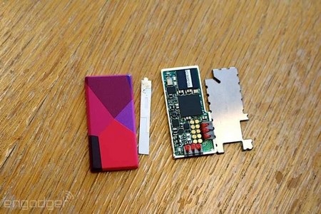 Cận cảnh điện thoại “lắp ghép” của Google, ra mắt trong năm 2015 - 9 Bên trong mỗi mô-đun có những linh kiện khác nhau