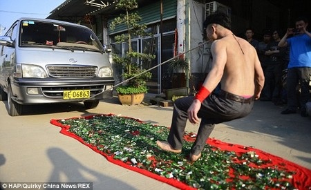 Dùng răng kéo xe nặng 3 tấn trên đường đầy mảnh chai - 4 Chiếc xe với 9 người ngồi trên đó có tổng tải trọng lên đến 3 tấn