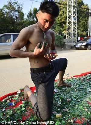 Dùng răng kéo xe nặng 3 tấn trên đường đầy mảnh chai - 1 Yang Dong xoa thủy tinh vỡ lên người trước khi màn diễn bắt đầu