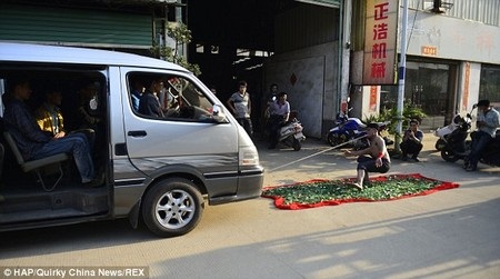 Dùng răng kéo xe nặng 3 tấn trên đường đầy mảnh chai - 6 Chiếc xe với 9 người ngồi trên đó có tổng tải trọng lên đến 3 tấn