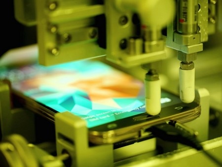 Cận cảnh quá trình kiểm tra độ bền của Galaxy S5 trước khi xuất xưởng - 10 Cận cảnh chiếc máy thử nghiệm độ bền nút bấm trên Galaxy S5.