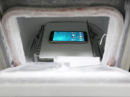 Cận cảnh quá trình kiểm tra độ bền của Galaxy S5 trước khi xuất xưởng - 6 Cận cảnh quá trình kiểm tra độ bền của Galaxy S5 trước khi xuất xưởng