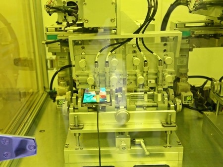 Cận cảnh quá trình kiểm tra độ bền của Galaxy S5 trước khi xuất xưởng - 9 Các kỹ sư sử dụng một cây súng bắn tĩnh điện để kiểm tra khả năng chống sốc điện từ Galaxy S5.