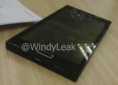 Sản phẩm cũng được trang bị loa ngoài ở cạnh dưới tương tự như Galaxy Note 3