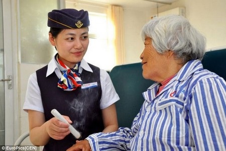 Y tá mặc đồng phục tiếp viên hàng không để chăm sóc bệnh nhân - 2 Các nữ y tá ăn mặc đồng phục như tiếp viên hàng không để chăm sóc bệnh nhân