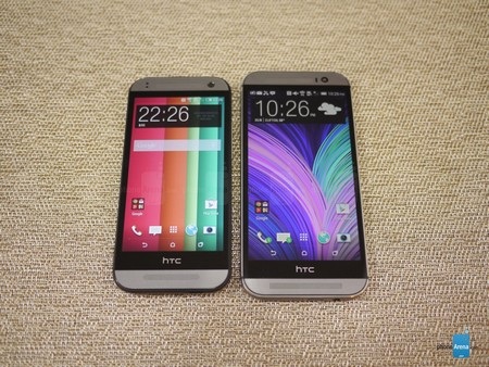 HTC bất ngờ trình làng “biến thể thu nhỏ” của smartphone One M8 - 1 HTC One Mini 2 (trái) có thiết kế tương tự “đàn anh” HTC One M8