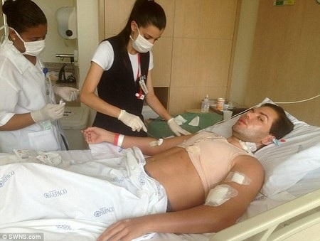 Chàng trai chi hơn 150.000 USD để phẫu thuật thành “búp bê sống” - 2 Rodrigo Alves (phải) và búp bê Ken, hình mẫu mà anh Alves nhắm đến