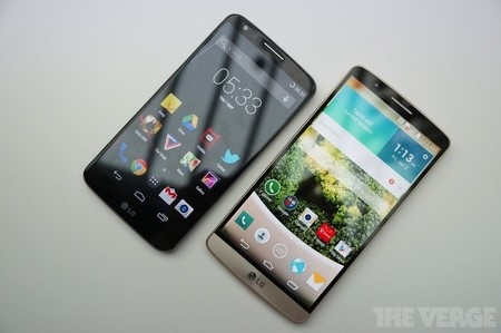 LG G3 (phải) bên cạnh phiên bản tiền nhiệm G2