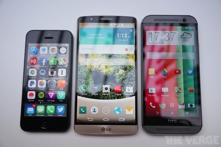 Ảnh thực tế smartphone “bom tấn” G3 mới trình làng của LG - 11 So sánh kích thước với HTC One M8 (phải) và iPhone 5 (trái)