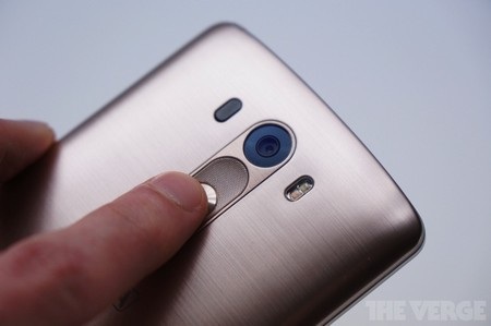 Ảnh thực tế smartphone “bom tấn” G3 mới trình làng của LG - 4 Cận cảnh đèn flash kép và cảm biến laser
