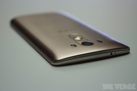 Ảnh thực tế smartphone “bom tấn” G3 mới trình làng của LG - 6 LG G3 sở hữu thỏi pin có dung lượng 3.000mAh và có thể tháo rời
