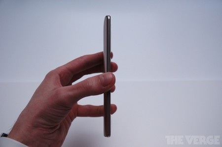 Ảnh thực tế smartphone “bom tấn” G3 mới trình làng của LG - 7 LG G3 sở hữu thỏi pin có dung lượng 3.000mAh và có thể tháo rời