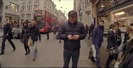 Chúng ta quá mãi để mắt đến smartphone mà không còn để ý đế cuộc sống đang diễn ra xung quanh mình