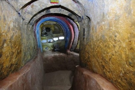 Một mình xây dựng thiên đường dưới lòng đất suốt 10 năm - 2 Hành lang được bọc bằng đá với nhiều hình điêu khắc do chính ông Barrantes thực hiện