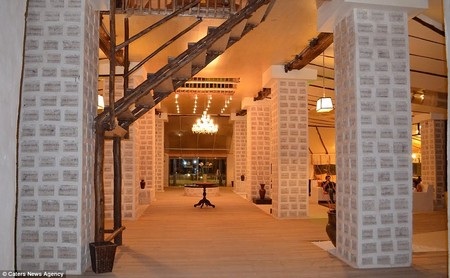 Khách sạn được xây dựng hoàn toàn từ muối - 3 Các bức tường, trụ nhà... của khách sạn đều được tạo nên từ những khối muối