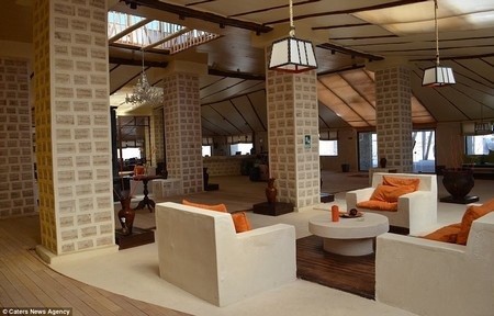 Khách sạn được xây dựng hoàn toàn từ muối - 4 Những chiếc bàn, ghế được làm từ muối