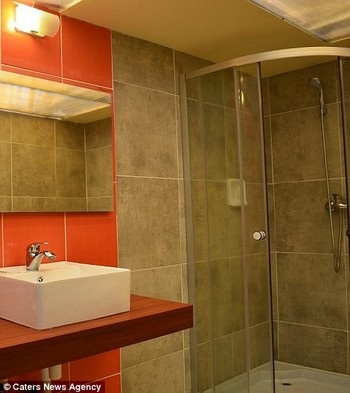 Khách sạn được xây dựng hoàn toàn từ muối - 7 Phòng tắm sử dụng chất liệu ít hòa tan để đảm bảo kết cấu chắc chắn khi tắm