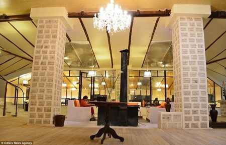 Khách sạn được xây dựng hoàn toàn từ muối - 8 Phòng tắm sử dụng chất liệu ít hòa tan để đảm bảo kết cấu chắc chắn khi tắm